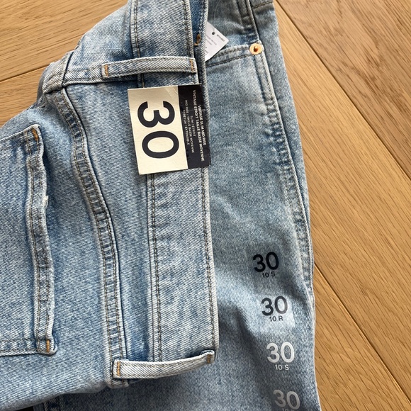 New with tags - Gap “girlfriend” jeans (Size 30) - Picture 4 of 4